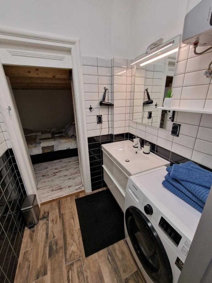 Point Apartment *